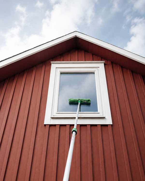 Putsning av fönster på långt avstånd i Karlskrona